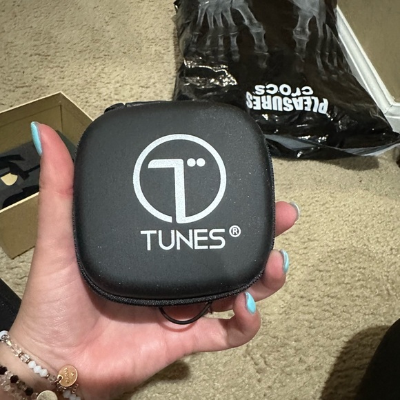 Headphones - Picture 1 of 3